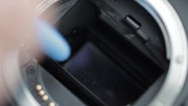 Reiniging van de matrix van een moderne camera van stof en vuil met behulp van speciale apparatuur. Onderhoud van elektronische apparatuur, macro — Stockvideo