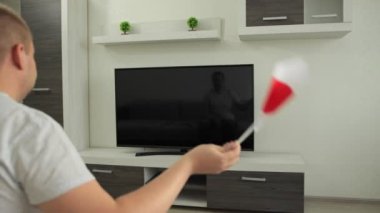 Spor fanatiği evde TV karşısında oturur, Japonya bayrağını sallar ve Yaz Kış Oyunları 'nda milli takımın zaferini kutlar. Adam dünya şampiyonası kupasının yayınını izliyor. Kazan.