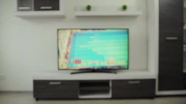 Taraftarlar galibiyetten sonra birbirlerine beşlik çakıyor ve atletler yaz oyunu yarışmasında zafer kazanıyorlar. Buff 'lar evdeki TV' de spor haberleri izliyorlar. Yüzme 2021. Akıyor. Bahisler. Tokyo