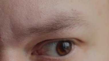 Kahverengi gözlü bir adamın kaşları. Yüz ifadesi, makro.