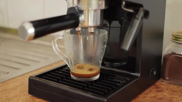 Making black Americano morning coffee in a coffee machine in the morning at home, close-up — Stock Video