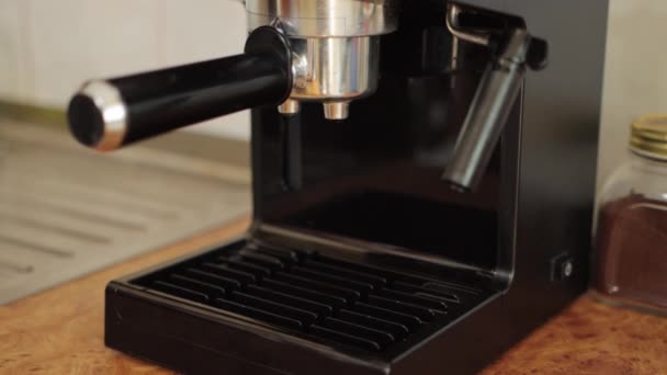 아침에 커피 기계의 스위치를 켜고 신선하고 활기찬 커피, 클로즈업 — 비디오