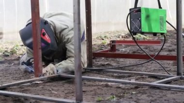 Taşınabilir kaynak makinesi. Erkek kaynakçılar metal yüzeyler, endüstri
