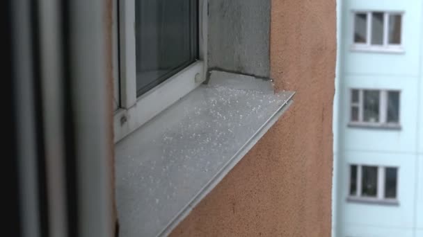 Granizo pesado bate no peitoril da janela, um fenômeno natural. Tempo ruim, close-up — Vídeo de Stock