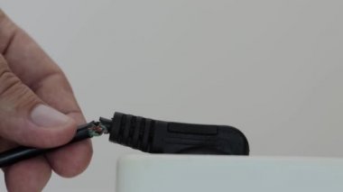 Kırık elektrik kablosu ve çıplak yalıtım. Elektrik şoku konsepti, güvenlik, makro