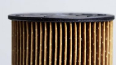 Beyaz arka planda kirli, kullanılmış araç filtresi. Yüksek kaliteli araba yakıtı, yakıt temizliği, makro ve endüstri kavramı