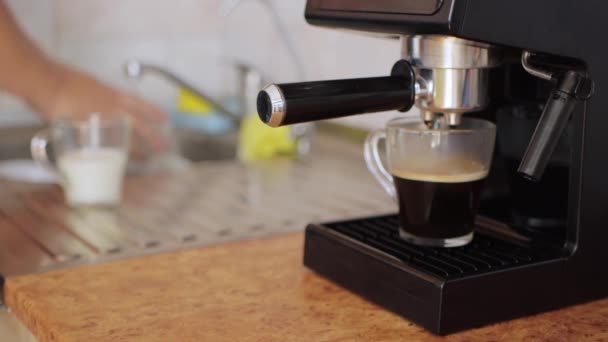 Mélanger le café de la machine, égoutter l'eau et la vapeur de la machine à cappuccino manuelle avant de chauffer la mousse de lait. Gros plan — Video