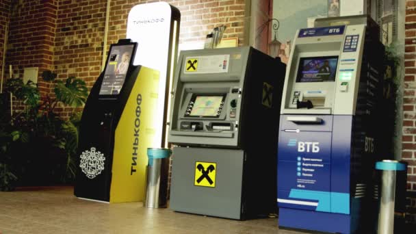SMOLENSK, RUSSIA 26.05.21: 3 банкомати з різних банкоматів Raiffeisenbank, Tinkoff і VTB — стокове відео