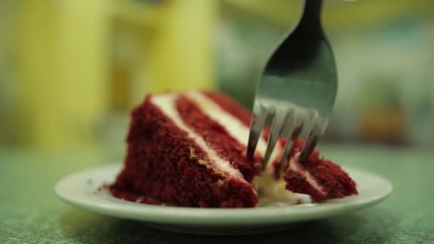 Un hombre come con un tenedor un pedazo de pastel empapado con tartas rojas y crema. Delicioso postre, primer plano, lapso de tiempo — Vídeos de Stock