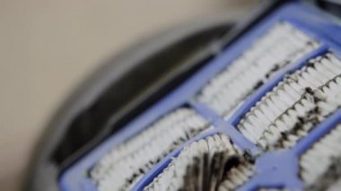 Elektrik süpürgesinin eski bir filtresi yırtılmış, yakın plan. Tozdan hava arındırma
