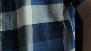 Bir adam kilo kaybı ve yağ yanması için vücuduna sıva yapıştırıyor. Yakın plan.