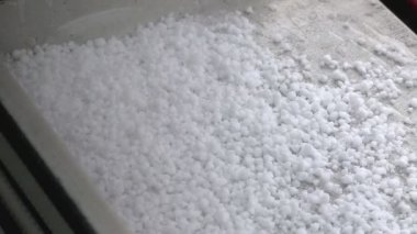 Pencere pervazına yoğun dolu vuruyor, bu doğal bir olay. Kötü hava, yakın çekim.