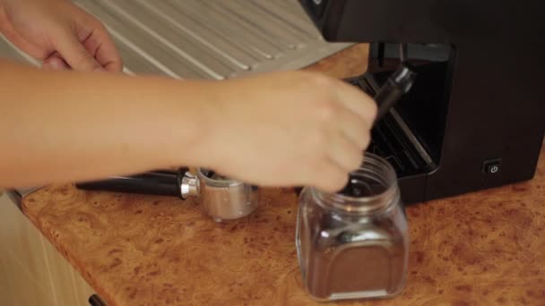 El hombre poniendo una cucharada de café en una cafetera en casa en la cocina para hacer café, primer plano — Vídeo de stock