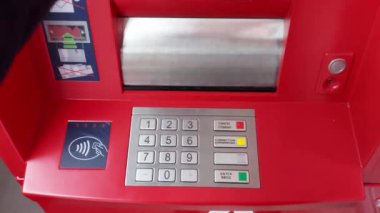 Bir adam hizmetler için ödeme terminaline 2 dolarlık banknotlar koyar. Kredi geri ödeme kavramı, yakın plan