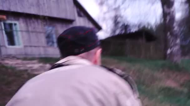 Venkovský běloch běhá po vesnici a třese kamerou. Blázen