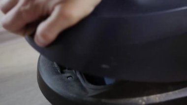 Elektrik süpürgesinde toz ve toz toplayıcısı var. Toza alerji kavramı, elektrik süpürgesini pislikten temizlemek, yakın plan.