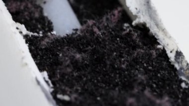 Su filtresinin içeriği klor ve hoş olmayan kokulara karşı korunuyor. Zararlı kirlilikten, karbon sonrası ve makrodan etkili su arındırma