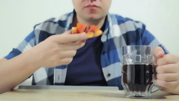 Timelapse. Guy is eating pizza, drinking carbonated beverage or dark beer in front of TV. Harmful lifestyle. Eat and watch a movie at home. Depression, loneliness. Weekend — Vídeos de Stock