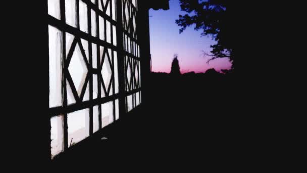 Prachtige zonsopgang in een dorpje in de natuur, landhuis. Blauwe lucht met de eerste zonnestralen, achtergrond, kopieer ruimte voor tekst — Stockvideo