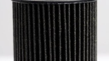 Araba yağı filtresi beyaz arka plana yerleştirildi. Topraktan ve kirlilikten yağ temizleme kavramı, makro