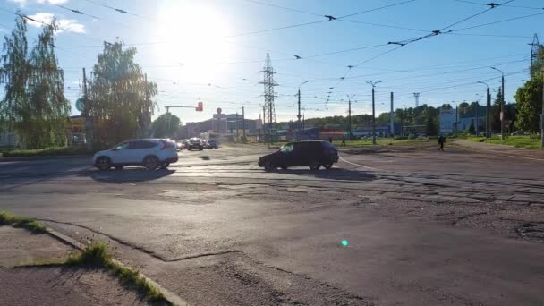 SMOLENSK, RUSSIA 26.05.21: Drukke kruising in de stad, veel auto 's en tramlijnen — Stockvideo