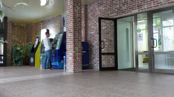 SMOLENSK, RUSSIA 26.05.21: A man withdraws money from a VTB ATM. Hall with ATMs of different banks — Stock videók