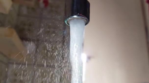 L'acqua scorre dal rubinetto sullo sfondo del sole. Concetto di risparmio idrico e consumo, tariffa e prezzo dell'acqua. Copia spazio per testo — Video Stock