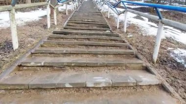 Şehirde eski bir acil durum merdiveni, mimari bir anıt. Somut adımlar