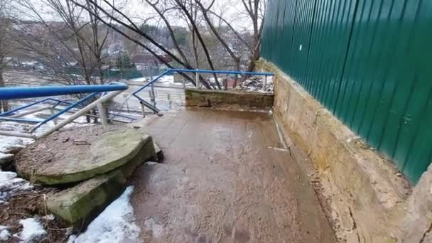 Uma velha escadaria de emergência na cidade, um monumento arquitectónico. Passos concretos — Vídeo de Stock