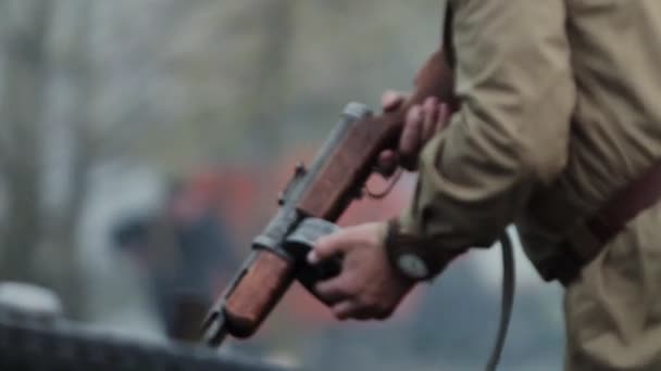 Red Army soldier in soviet uniform with submachine gun PPSh runs to battle against German army during reconstruction of invasion to USSR Soviet Union 22 June 1941 at World War 2. Closeup. Rain — Stok Video