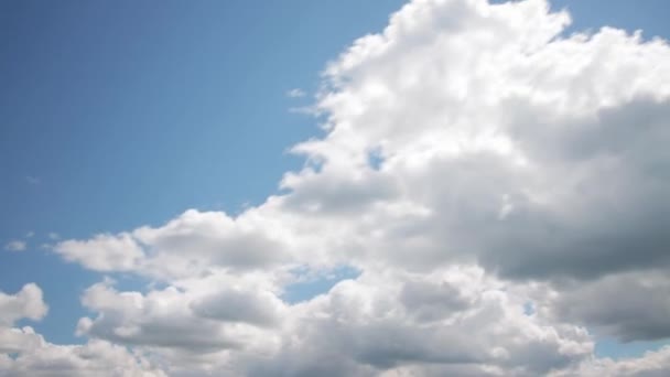 Piękne cumulus chmury na błękitnym słonecznym niebie, na zapleczu. Czas ucieka. Kopiuj miejsce na tekst — Wideo stockowe