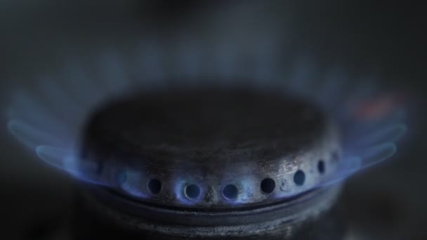 Atenuación del quemador de gas en la estufa, apagado del suministro de gas, cámara lenta, Primer plano — Vídeo de stock