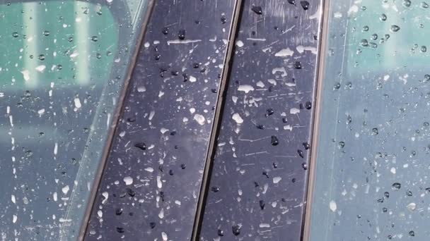 Gotas de agua sucias de la carretera en las ventanas de un coche, de cerca. Reactivos de carretera, primer plano — Vídeos de Stock