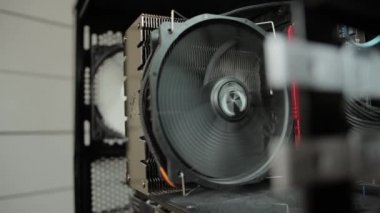 Bilgisayar sistemindeki işlemciyi soğutmak için modern soğutucu, yakın plan. Bilgisayar bakımı