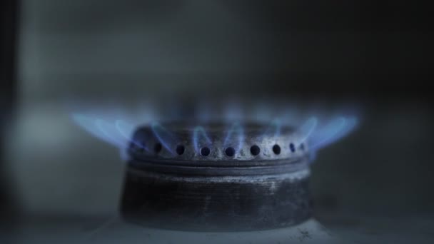 Perhatian terhadap kompor gas, mematikan suplai gas, gerakan lambat, Close-up — Stok Video