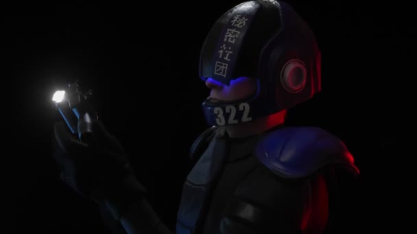 Concept Cyberpunk, monde du futur. policier policier dans l'obscurité, mi-homme cyborg bionique ou android recharge pistolet avec lanterne, inserts magazine et secoue levier d'armement. Scène de science fiction, fantaisie, science-fiction — Video