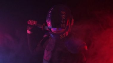 Siberpunk gelecek konsepti. Kısa samuray kılıçlı biyonik sayborg polis memuru duman ve dumanla karanlıkta duruyor. Halfman robotu kameraya bakıyor. Gelecekçi bilim kurgu sahnesi. Kırmızı mavi ışık yanıp sönüyor