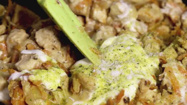 Delicious stew in sour cream and seasoning, macro. Background — Stock Video