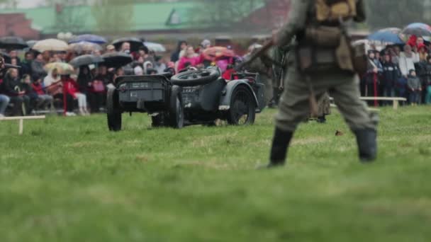 Soldaten in uniform van de Wehrmacht van het Duitse leger tijdens de Tweede Wereldoorlog staan bij de motorfiets met zijspan en herlaad machinegeweer tijdens de reconstructie van de invasie naar de USSR 22 juni 1941 — Stockvideo