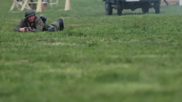 Soldat en uniforme de la Wehrmacht de l'armée allemande pendant la Seconde Guerre mondiale vise, tire et recharge fusil à feu pendant la bataille reconstruction de l'invasion de l'URSS 22 Juin 1941. BOBRUISK, BELARUS - 9 MAI 2021 — Video