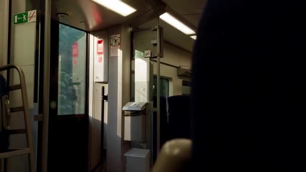Interiér v moderním vlaku. Cestující jsou na výletě se světlem v oknech. Koncept osobní železniční dopravy, obchod — Stock video