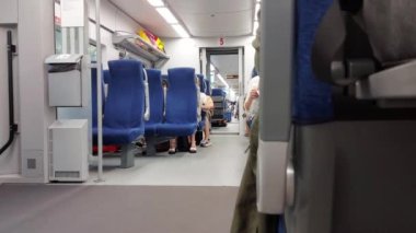 Modern bir trenin içinde. Yolcular geziye çıkar, pencerelerde ışık olur. Demiryolu yolcu taşıma konsepti, teknolojik