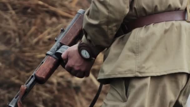 Rotarmist in sowjetischer Uniform mit Maschinenpistole PPSh-41 im Kampf gegen die deutsche Armee während des Wiederaufbaus der Invasion in die UdSSR am 22. Juni 1941 an der Ostfront — Stockvideo