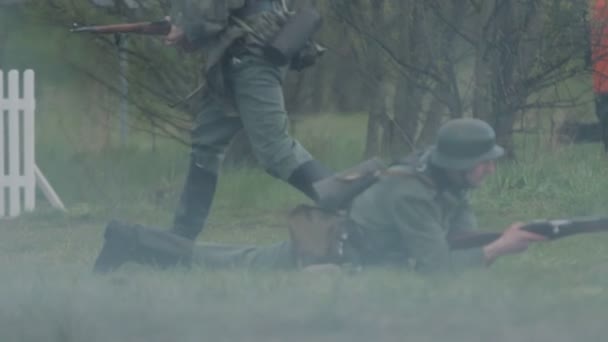 Tentara berseragam Wehrmacht dari tentara Jerman selama Perang Dunia II bertujuan, menembak dan mengisi ulang senapan selama rekonstruksi pertempuran invasi ke Uni Soviet 22 Juni 1941. BOBRUISK, BELARUS 9 Mei 2021 — Stok Video