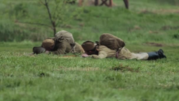 Röda Armén soldat i sovjet uniform under andra världskriget mål ligger på marken som om de dödades under striden återuppbyggnad av invasionen till Sovjetunionen 22 Juni 1941 i Sovjetunionen. — Stockvideo