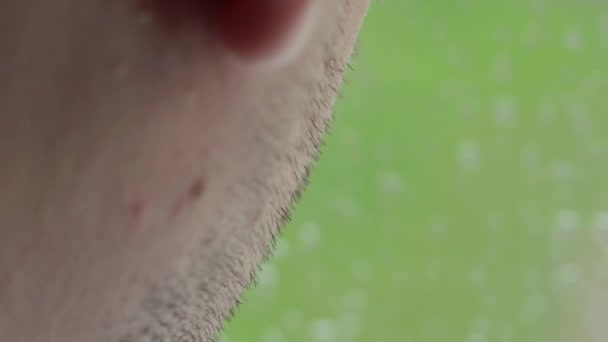 Black thick stubble on a young mans beard, macro. Unshaven boy — Stock Video