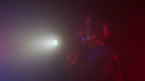 Concepto futuro cyberpunk. Oficial de policía, cyborg biónico o robot apunta arma de fuego con linterna en la oscuridad. Halfman va a la cámara y se va. Escena de ciencia ficción, fantasía, ciencia ficción. Luz azul roja parpadea — Vídeos de Stock