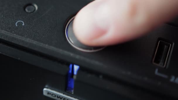 Druk op uw vinger op de computer afsluiten knop op het systeem eenheid. Blauwe indicator, macro — Stockvideo