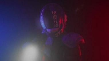 Siberpunk gelecek konsepti. Yarım adam, polis memuru olduğunu söylüyor. Biyonik robot dar, duman ve dumanla etrafı hedef alıyor. Fenerli silah silahı. Bilim kurgu sahnesi, fantezi, bilim. Kırmızı mavi ışık yanıp sönüyor
