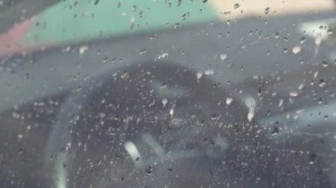 Yoldan kirli su damlaları bir arabanın camında, yakın plan. Yol ayırtıcıları, yakın plan.